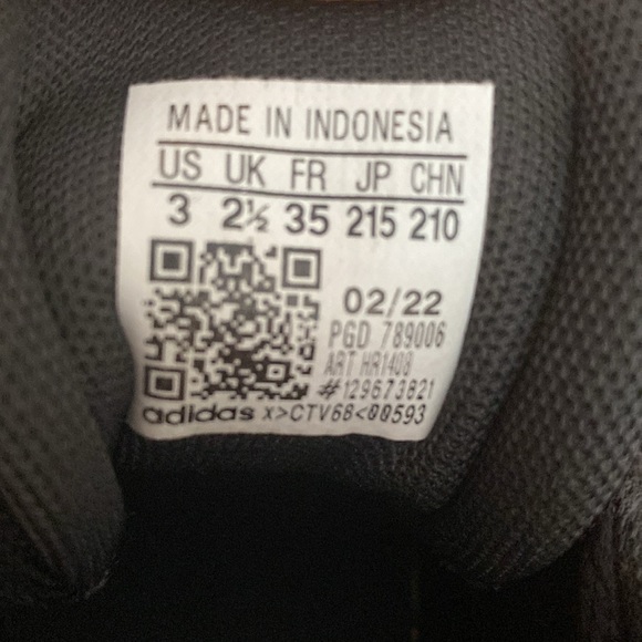 Boys adidas sneakers size US 3 - Picture 3 of 3